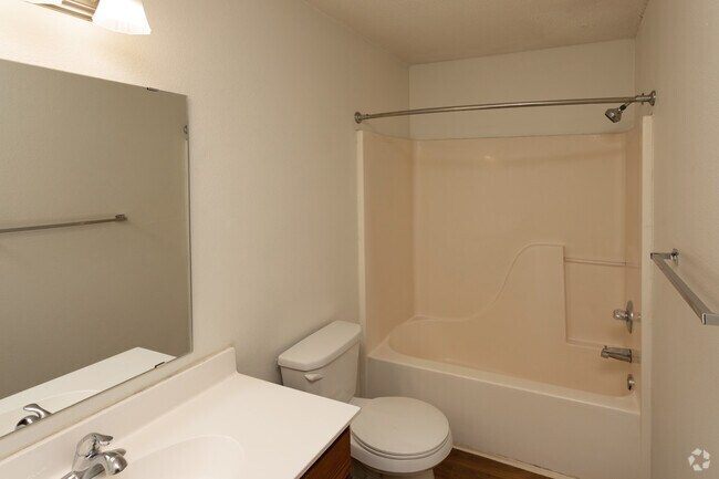 2BR, 1BA - 918SF - Cedar Ridge