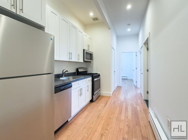 Photo - NO FEE / SUMMERFIELD STREET / Spacious 3-Bed 1-Bath / Bushwick and Ridgewood Border Unidad 1L