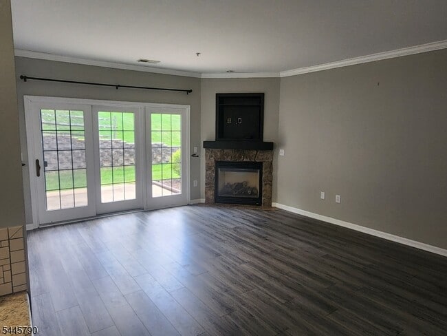 Building Photo - 10-12 Maple Cres Unit 13