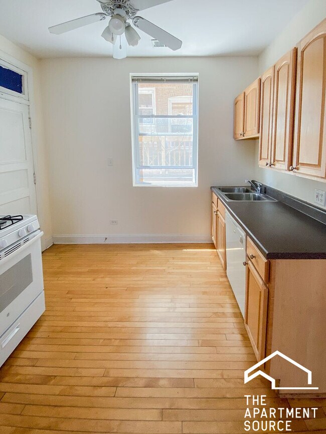 Building Photo - 857 W Cornelia Ave