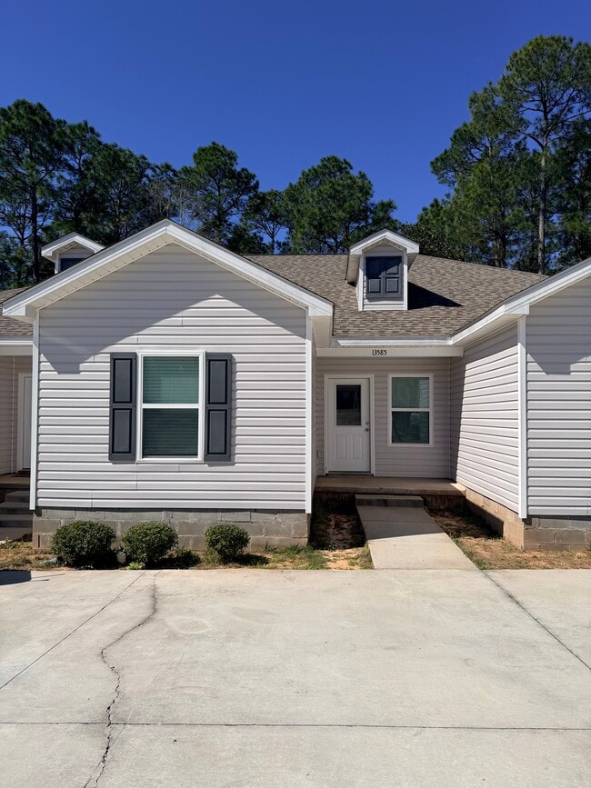 Building Photo - 13585 Laurel Oaks Ln