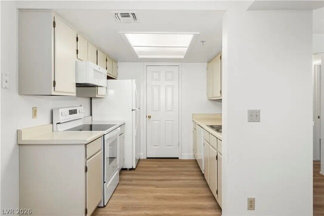 Building Photo - 2ND FLOOR CONDO IN GATED COMMUNITY Unit 2015