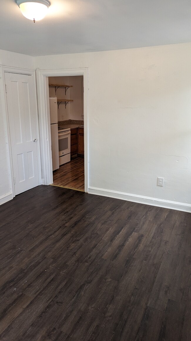Sala de estar que da a la cocina - 1208 Preston St Unidad 1208