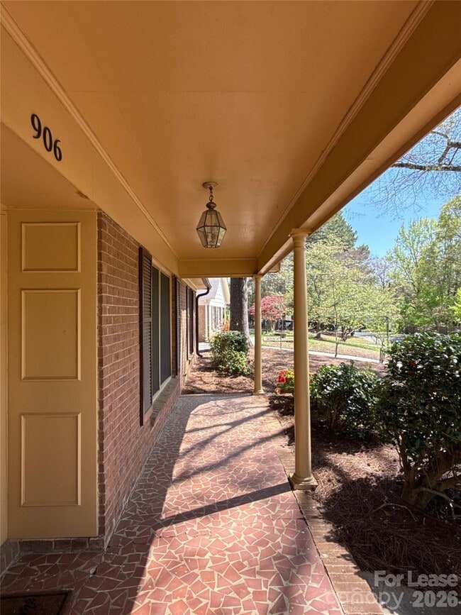 Photo - 906 McLaughlin Dr