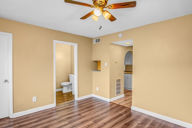 Photo - 4057 Young St