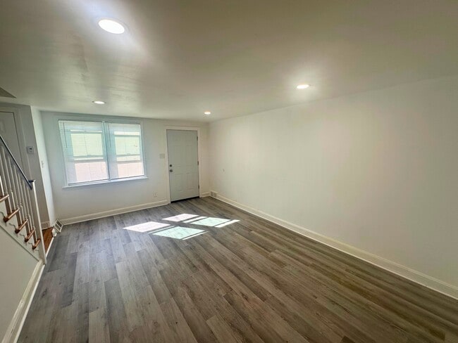 Building Photo - 221 W 21st St Rental