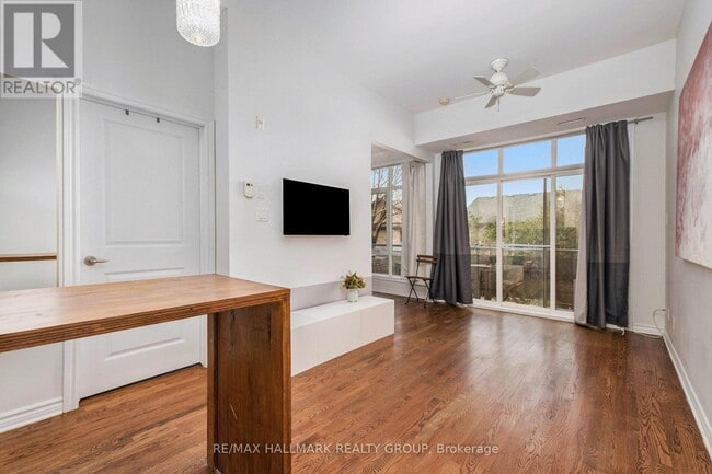 Photo - 682 Churchill Ave N Unité 207