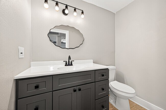 Photo - 830 Threadneedle St Unidad 240