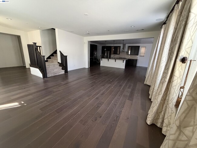 575 W Strauss Dr
