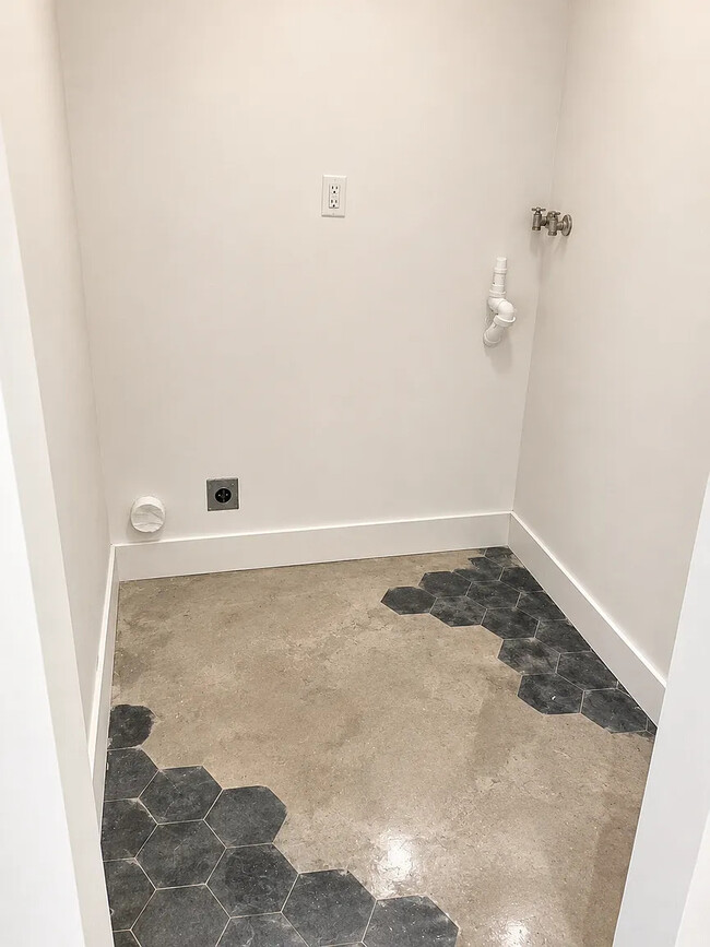 Laundry Room - 321 N Palm Dr Unit #5