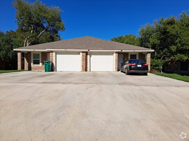 Building Photo - 209 W Robin Ln Unit B Rental