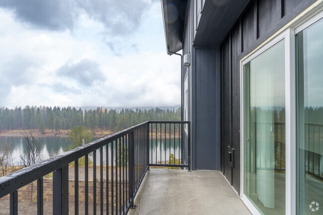 2BR, 2BA - 950SF - Balcony