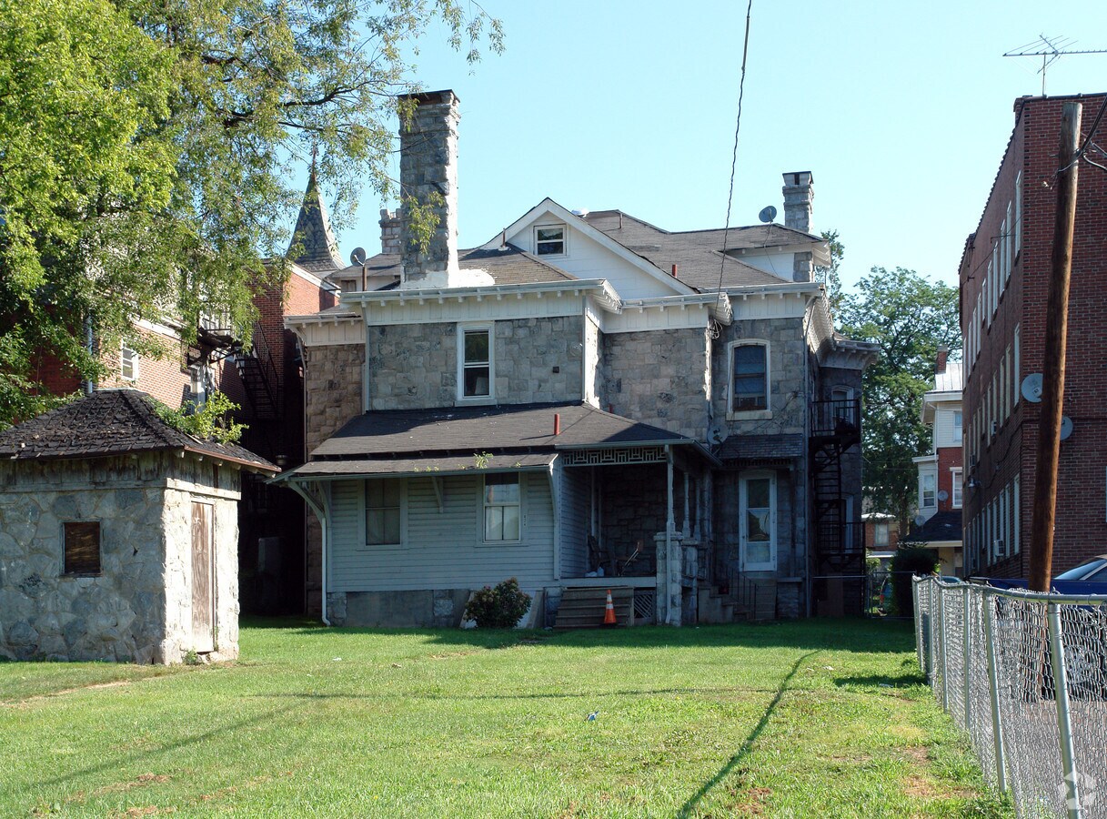Photo - 824 W Main St