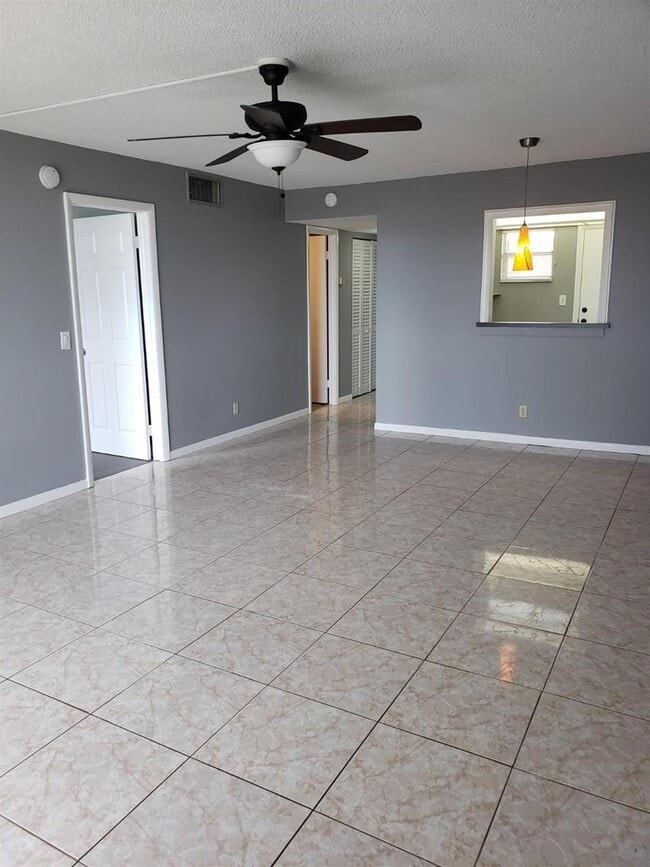 Photo - 406 NW 68th Ave Unidad .