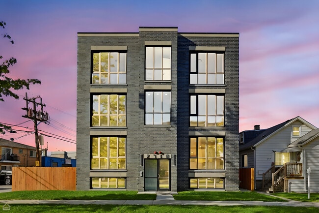 Building Photo - 2718 Budd St Unit 1N