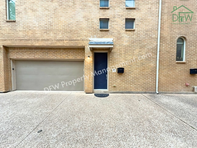 Elegant and Spacious 2-Bedroom Townhome with Rooftop View in Dallas - Elegant and Spacious 2-Bedroom Townhome with Rooftop View in Dallas Unidad E