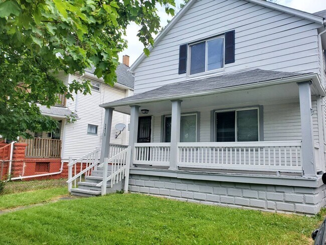 Charming 4-Bedroom Property in Prime Location - Charming 4-Bedroom Property in Prime Location