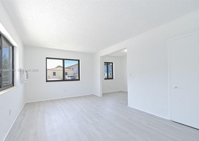 Photo - 811 81st St Unidad 1