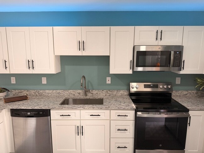 Building Photo - 3 Bed Condo $899 Per BR! (Was $1,490) Unit REN1-410 BR1 (Smaller BR on left) (HOLR)