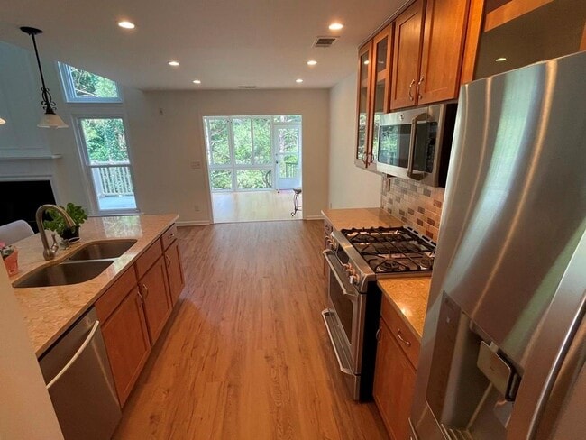 13580 Weycroft Cir