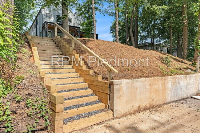1081 Hill St SE
