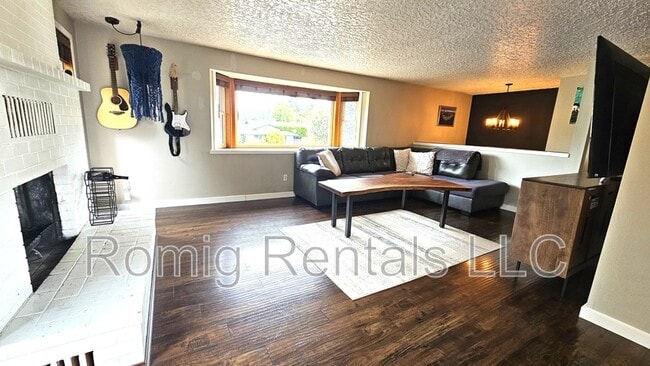 Photo - 2521 NE 47th St