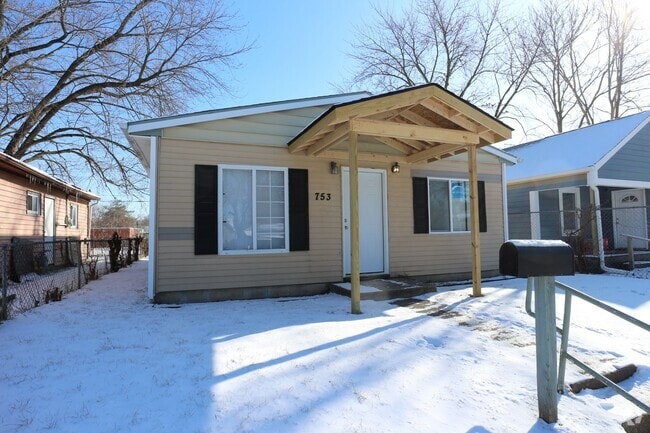Building Photo - Newly Remodeled 3 Bedroom Home