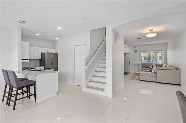 Building Photo - 4722 Lago Vista Dr