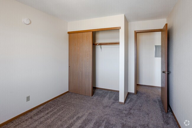 2BR, 1BA - 793SF - Second Bedroom