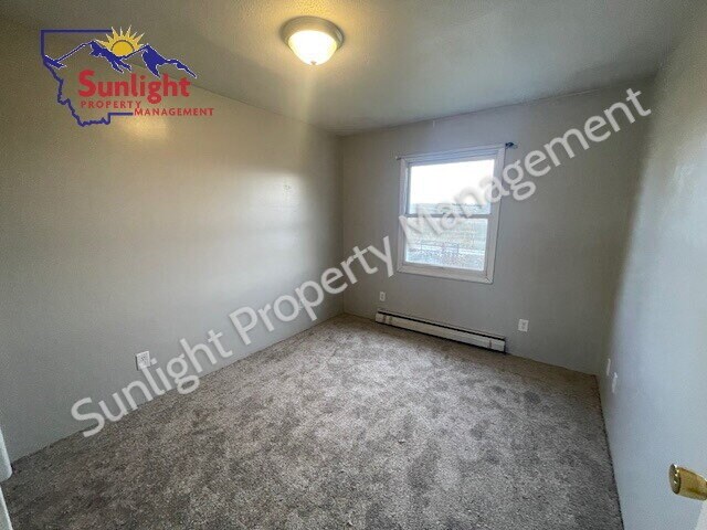 Photo - Spacious 4-Bed, 2-Bath Home for Rent in Joliet
