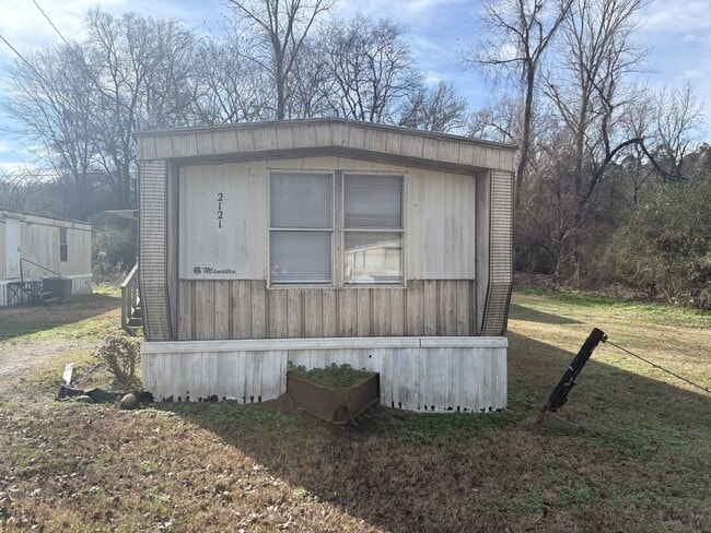 Building Photo - 2121 Cliffwood Rd