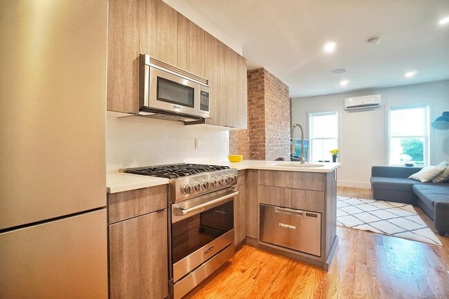 Building Photo - 246 Bay St Unit 3L