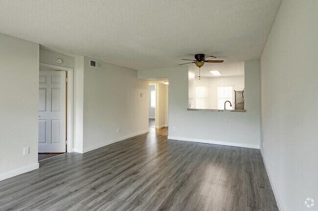 2BR, 2BA - 950SF - Living Room - Mission Lakes