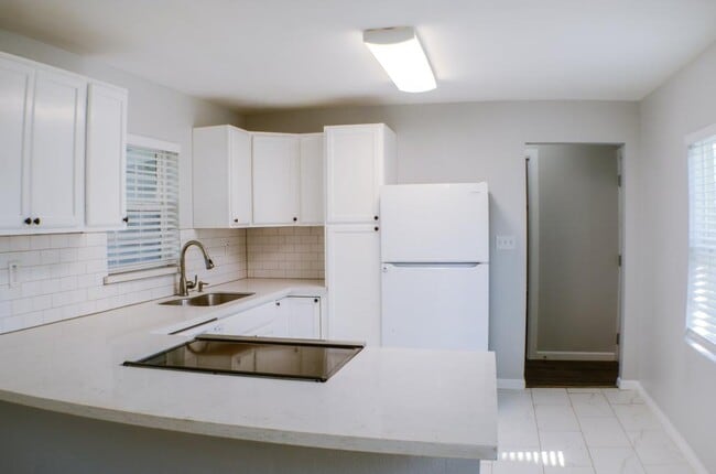 Photo - 105 E Waring St