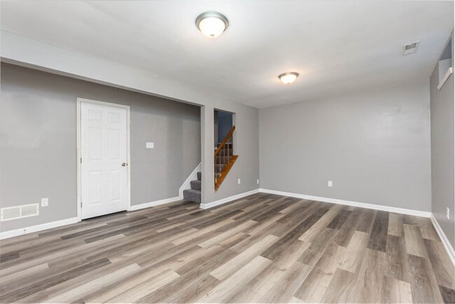 Photo - 324 Talbot Ct