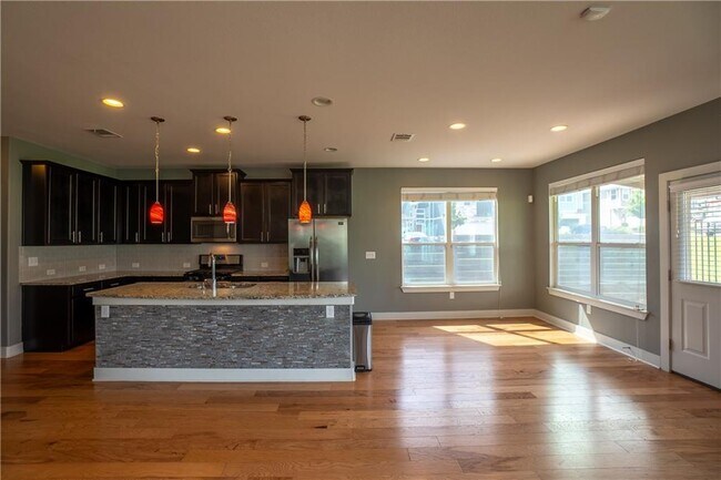 Photo - 2312 Montague St