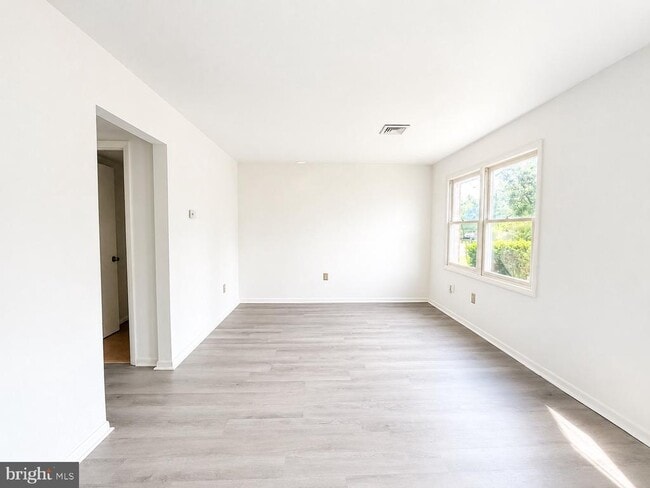 Building Photo - 302 Hills Dr