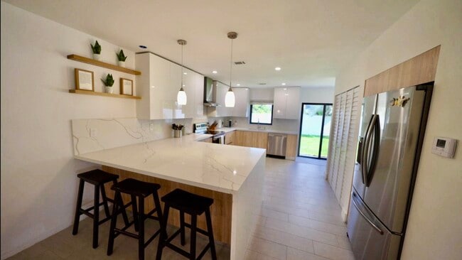 Building Photo - 871 NE 27th Ave Rental
