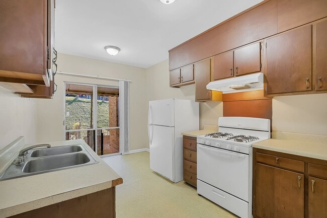 Photo - Oakmont Apartments