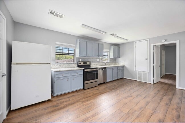Building Photo - 2119 N Austin Ave Unit C