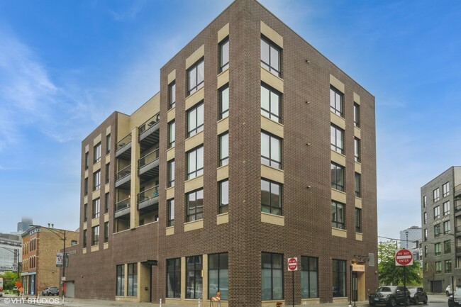 Photo - 680 N Milwaukee Ave Condo Unit 402