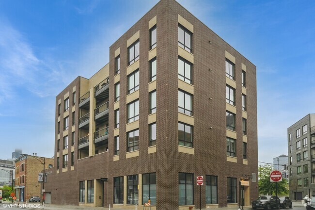 Building Photo - 680 N Milwaukee Ave Unit 402 Rental