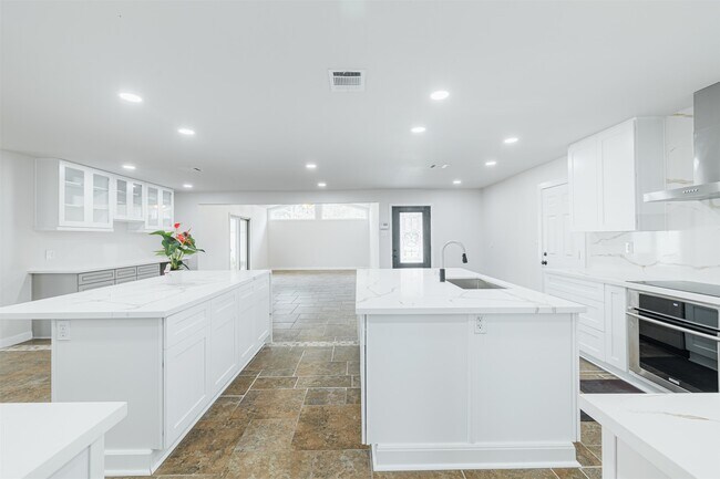 Photo - 10055 Larston St