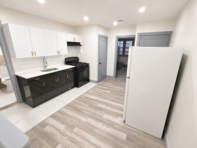 Building Photo - 655 S 11th St Unit 2