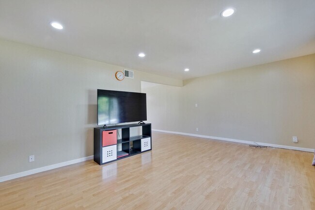 Photo - Beautiful 4 Bed 2.5 Bath Town Home in Fremont Northgate Area !