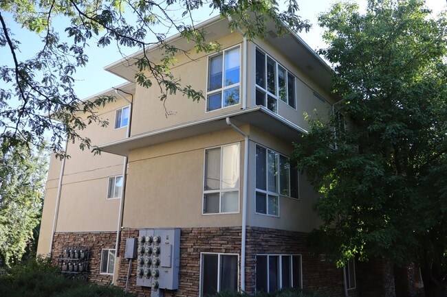 Building Photo - Bright 2 Bed, 2 Bath Condo w/ Garage & Poo...