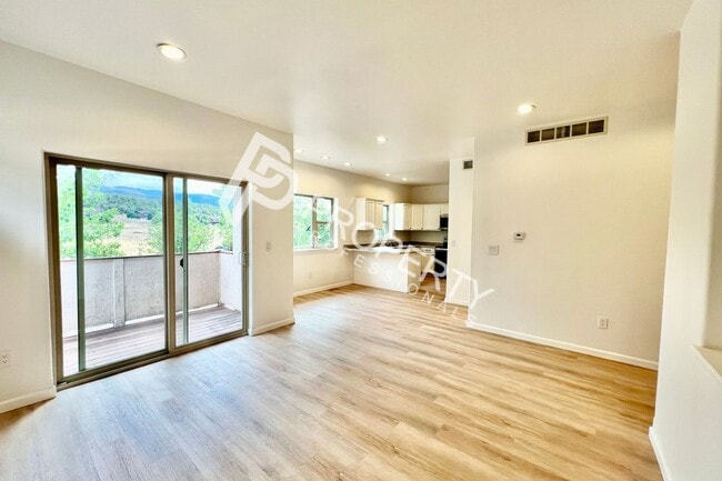 Photo - 94 Castle Ridge Dr