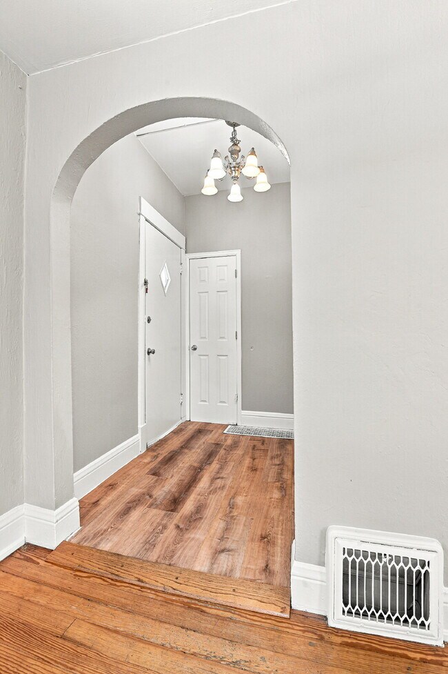 Building Photo - $2,845.95, 3 bed, 1 bath, located in Denver with New Appliances