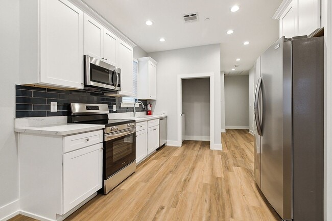 Photo - Spacious 3 Bedroom, 2 Bath Apartment with ... Unit 1A