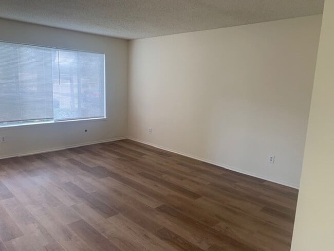 Photo - 2 Bedrooms, 1.5 Bathrooms Unit 02